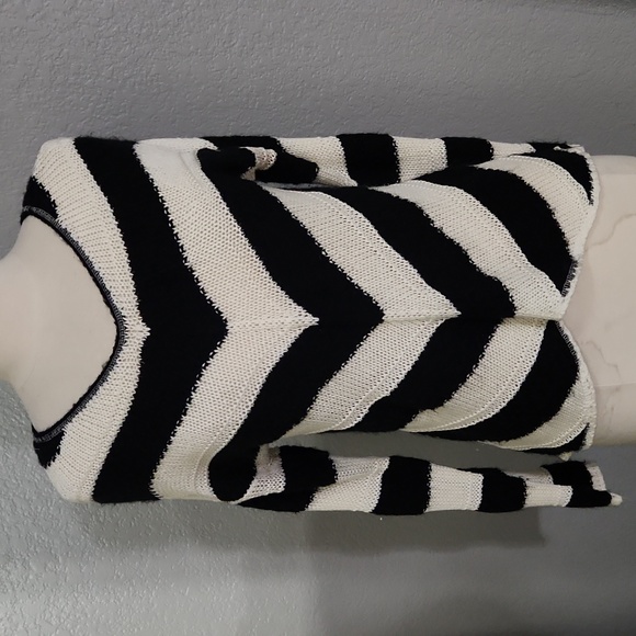 Sweaters - Y2K Black and White Striped Sweater Size Small